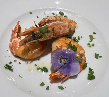 Maydanozlu ve menekşeli ızgara kaplan karidesi.