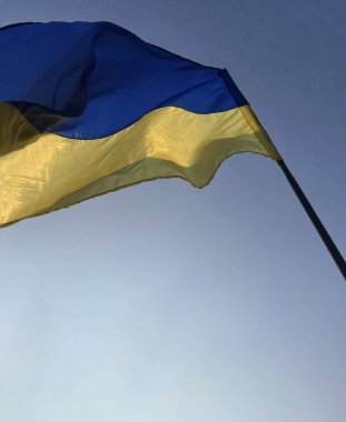 Mavi gökyüzünün arka planında Ukrayna bayrağı