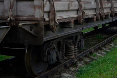 Demiryolu üzerinde bir yük vagonu.