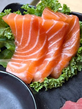 Siyah tabakta somon balığı, Japon mutfağı.