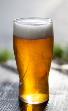 Lokantada masanın üstünde bir bardak bira, yakın plan.