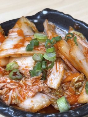 Siyah kasede Kore yemeği kimchi 'si.