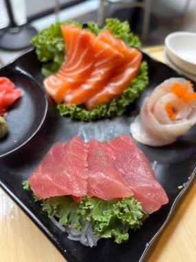 Somon ve ton balıklı saşimi.