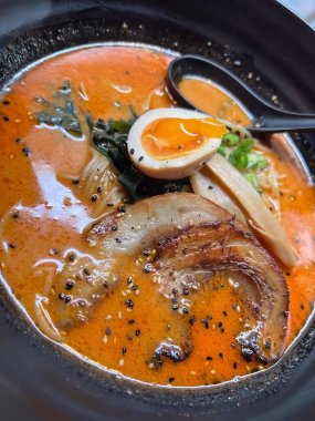 Japon eriştesi çorbası ve siyah kase, yakın çekim.