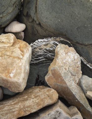 Sahilde farklı taş yığınları