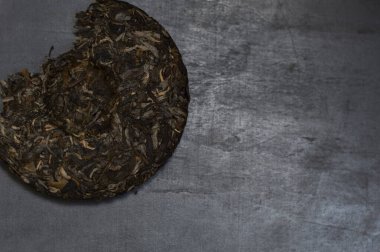 Siyah arka planda ezilmiş krep şekli sheng puerh