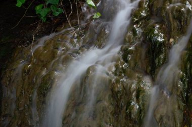 Bir şelalenin uzun pozlama fotoğrafları