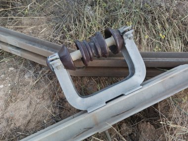 Yalıtımlı demiryolu yapım elemanı