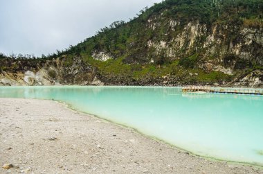 Dağlardaki güzel göl