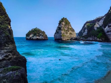 Penpenida, Bali Adası, Endonezya sahillerinde kaya oluşumları olan güzel deniz manzarası