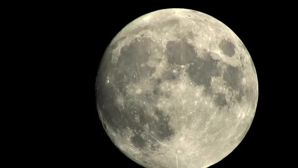Měsíc Closeup Zobrazuje Podrobnosti Měsíčním Povrchu Měsíčních Kráterů Zatažená Noc — Stock video