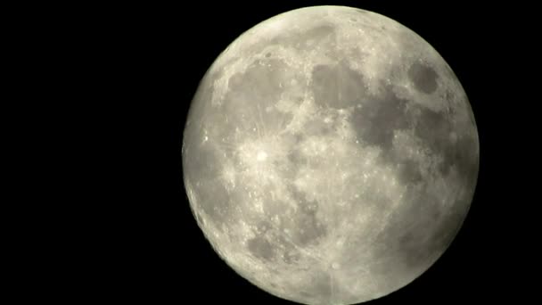 Měsíc Closeup Zobrazuje Podrobnosti Měsíčním Povrchu Měsíčních Kráterů Zatažená Noc — Stock video