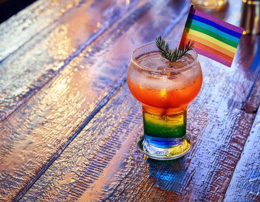 Canlı Bar Ayarında Gökkuşağı Bayrağıyla Renkli Kokteyl