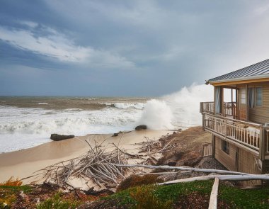 Kasırga, sahil ve doğal afet şiddetli fırtına, tehlike ve iklimden zarar gördü