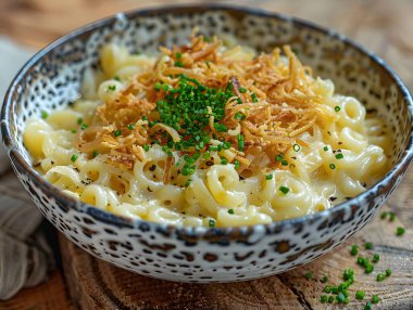 Rendelenmiş peynirle süslenmiş bir kasede makarna.