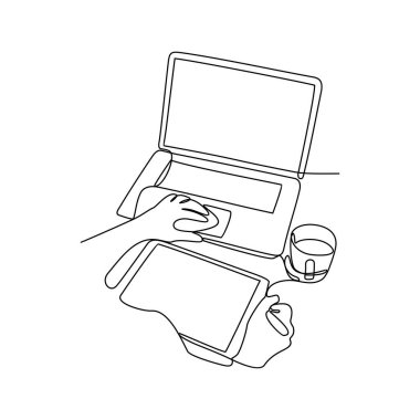 Masa vektör illüstrasyonunda yer alan çeşitli cihazların sürekli çizimi. Minimalist siyah doğrusal tasarım. İş varlıklarınız için teknoloji temaları.