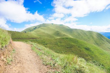 Holbung Tepeleri, Toba Gölü 'nün tepesinden manzara tepeler ve güzel mavi göl suyu.