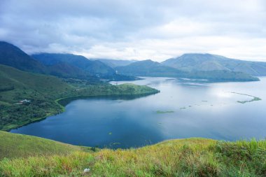 Holbung Tepeleri, Toba Gölü 'nün tepesinden manzara tepeler ve güzel mavi göl suyu.
