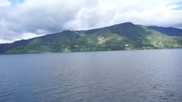 Άποψη Της Λίμνης Toba Από Ένα Πλοίο — Αρχείο Βίντεο