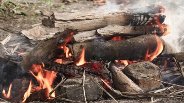 Geleneksel odun yakma alevleri yemek pişirmek için kullanılmadan önce
