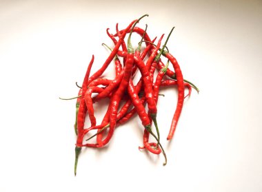 Kırmızı biberler beyaz arkaplanda fotoğraflandı