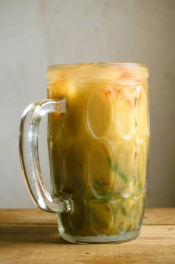 Taze ve soğuk karışık buz mu yoksa beyaz bir bardakta kamp mı?