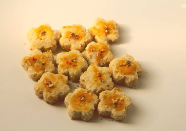 Ziyaret eden aile ve akrabalarla toplanırken bayram kurabiyeleri genellikle atıştırmalık olarak kullanılır.