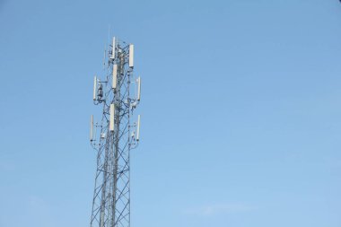 Mavi gökyüzü arkaplanındaki haberleşme kulesi