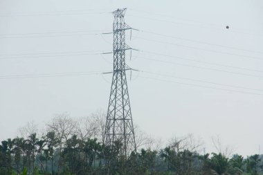 Mavi gökyüzü arkaplanındaki haberleşme kulesi