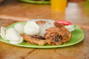 Ayam Geprek ya da tavuk ezmesi Endonezya halkı tarafından çok rağbet gören tipik bir Endonezya yemeğidir.
