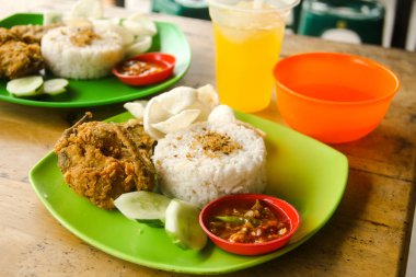 Ayam Geprek ya da tavuk ezmesi Endonezya halkı tarafından çok rağbet gören tipik bir Endonezya yemeğidir.