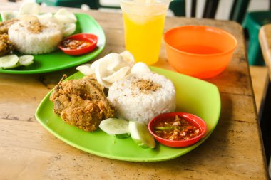 Ayam Geprek ya da tavuk ezmesi Endonezya halkı tarafından çok rağbet gören tipik bir Endonezya yemeğidir.