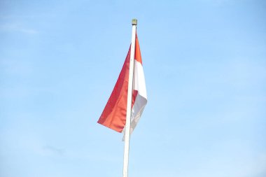 Endonezya Cumhuriyeti bayrağı mavi gökyüzü arka planında gün boyunca
