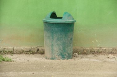 Parktaki çöp tenekeleri, Dünya Çevre Günü 'nü anmak için bir çözüm.