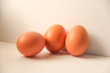 Beyaz arkaplanda izole edilmiş tavuk yumurtası