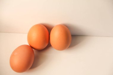 Beyaz arkaplanda izole edilmiş tavuk yumurtası