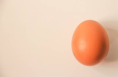 Beyaz arkaplanda izole edilmiş tavuk yumurtası