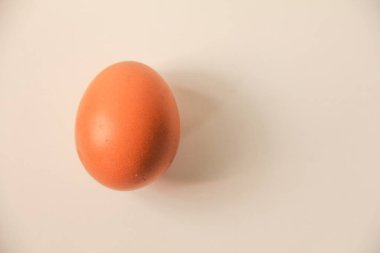 Beyaz arkaplanda izole edilmiş tavuk yumurtası
