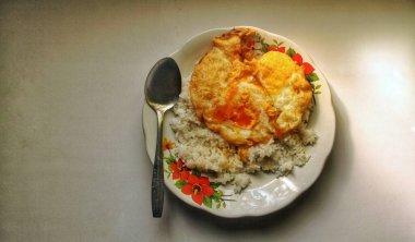 Basit bir sabah yemeği, kızarmış ördek yumurtalı sıcak beyaz pirinç.