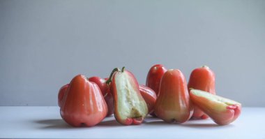 Thongsamsi su guava meyvesi ve taze meyvesinin izole edilmiş fotoğrafı.