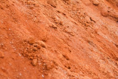 El işi malzemesi olarak kullanılan kırmızı kil, kil zemin