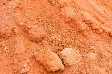 El işi malzemesi olarak kullanılan kırmızı kil, kil zemin