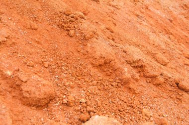 El işi malzemesi olarak kullanılan kırmızı kil, kil zemin