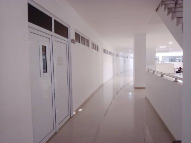 Temiz, beyaz bir iç mekanı olan gelecekçi koridor.