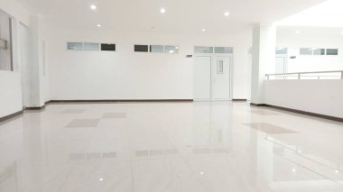 Temiz, beyaz bir iç mekanı olan gelecekçi koridor.