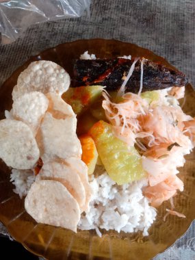 Beyaz pirinç, sebzeler ve genellikle Endonezya 'daki restoranlarda ya da siğillerde bulunan acı biber soslu kızarmış balık tabakları gibi basit yemekler.