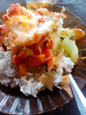 Beyaz pirinç, sebzeler ve genellikle Endonezya 'daki restoranlarda ya da siğillerde bulunan acı biber soslu kızarmış balık tabakları gibi basit yemekler.