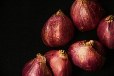 Tüm kırmızı soğanı kapat, siyah bir arkaplanda izole edilmiş.