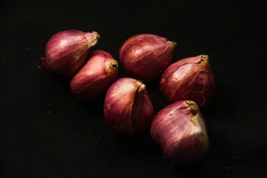 Tüm kırmızı soğanı kapat, siyah bir arkaplanda izole edilmiş.