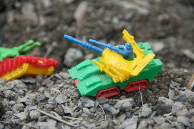Çatışma ve savaşın koşullarını gösteren plastik tank minyatürleri